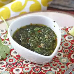 En skål med färsk chimichurri, perfekt för grillat kött. Detta recept är enkelt att följa.
