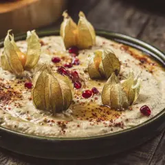 Krämig baba ganoush med physalis och granatäppelkärnor, perfekt för ett festligt baba ganoush recept.