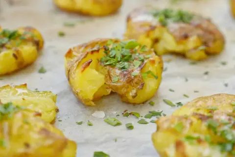 Krispiga, gyllene smashed potatoes med färska örter. Ett enkelt och gott recept på smashed potatoes som passar till allt.