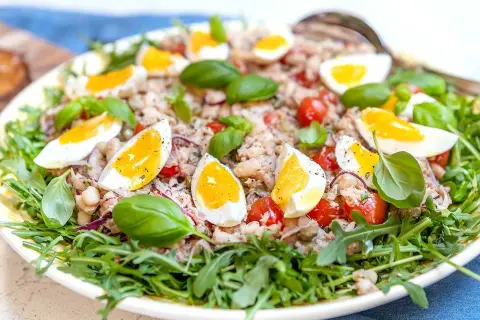 En härlig tonfisksallad med ägg, tomater, bönor och basilika, perfekt som en lätt lunch eller middag. Dressing till tonfisksallad är hemligheten!