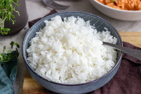 En skål med fluffigt vitt ris, perfekt för att koka till en god måltid.
