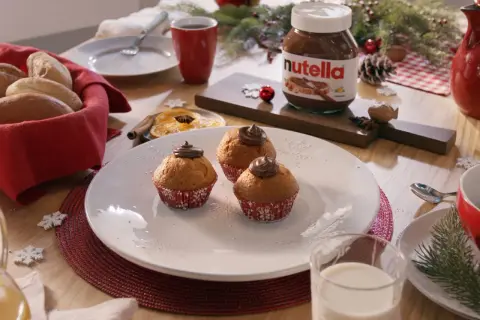 Färska muffins toppade med Nutella, redo att avnjutas. Perfekt för att baka med Nutella under julen.