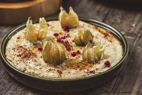 Krämig baba ganoush med physalis och granatäppelkärnor, perfekt för ett festligt baba ganoush recept.