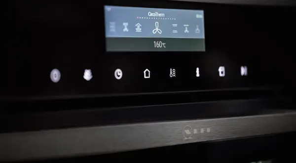 Nära bild på en ugnspanel med en digital display som visar "CircoTherm" och en fläktsymbol. Under displayen syns en varmluftsugn symbol inställd på 160°C.
