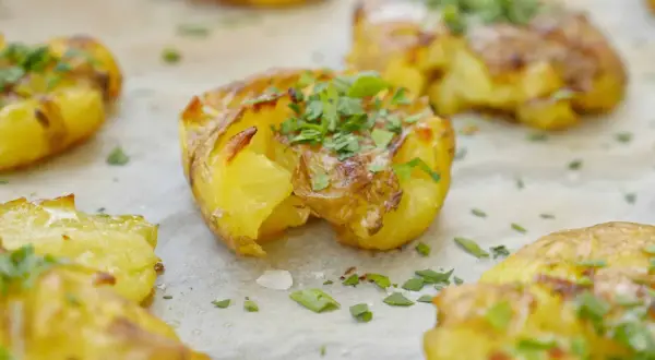 Krispiga, gyllene smashed potatoes med färska örter. Ett enkelt och gott recept på smashed potatoes som passar till allt.
