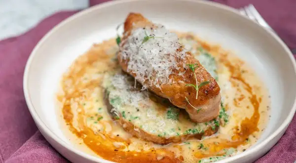En saftig kycklingfilé med parmesan och örter, serverad i en krämig sås. Ett perfekt middagstips för vardagen.