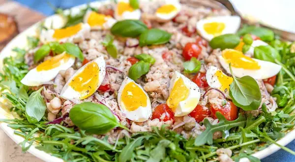 En härlig tonfisksallad med ägg, tomater, bönor och basilika, perfekt som en lätt lunch eller middag. Dressing till tonfisksallad är hemligheten!