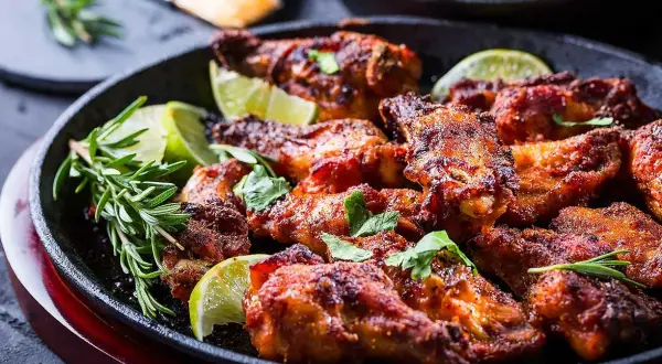 Saftiga, kryddiga kycklingvingar, perfekt marinerade och serverade med lime och rosmarin. En fest för smaklökarna!