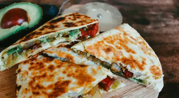 Krispiga quesadillas med avokado och fyllning, redo att avnjutas. Ett perfekt quesadillas recept för en snabb och god måltid.