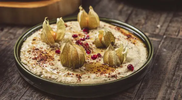 Krämig baba ganoush med physalis och granatäppelkärnor, perfekt för ett festligt baba ganoush recept.