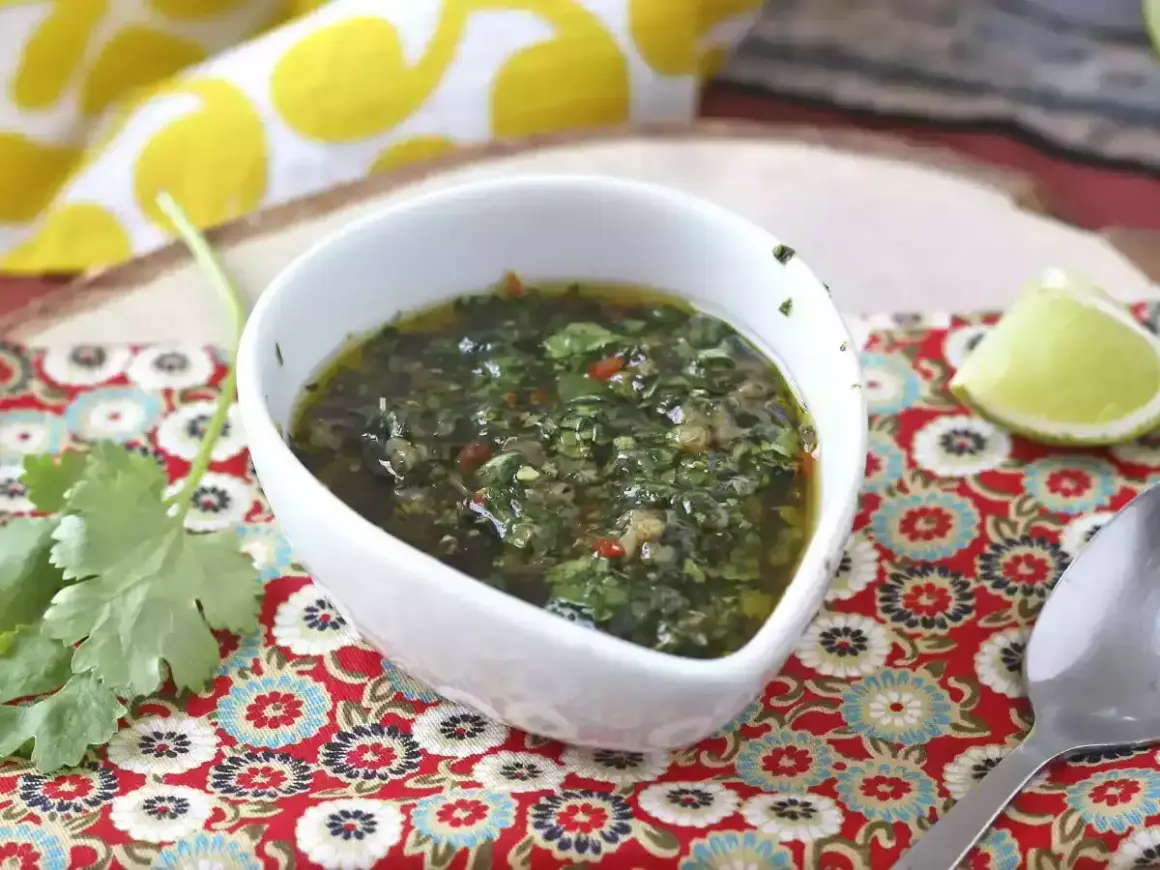 En skål med färsk chimichurri, perfekt för grillat kött. Detta recept är enkelt att följa.