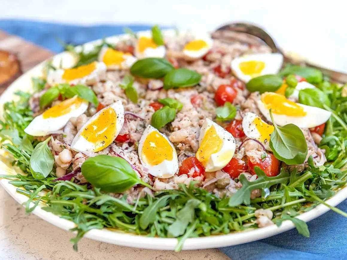 En härlig tonfisksallad med ägg, tomater, bönor och basilika, perfekt som en lätt lunch eller middag. Dressing till tonfisksallad är hemligheten!