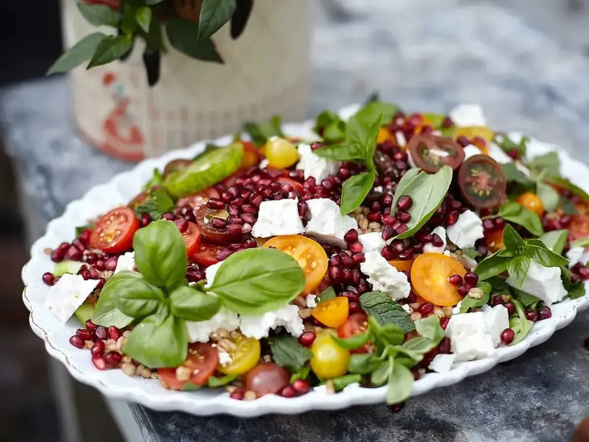 En härlig sallad med granatäpple, tomater, gurka, fetaost och basilika. Perfekt för en somrig och godaste melonsalladen.