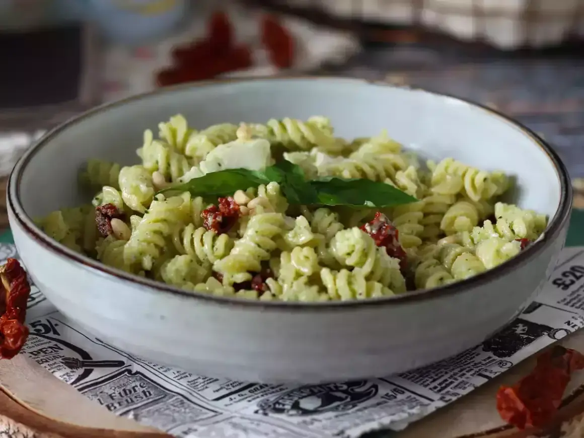 Pastasallad med pesto, soltorkade tomater och pinjenötter. En härlig kall mat som passar perfekt en varm sommardag.