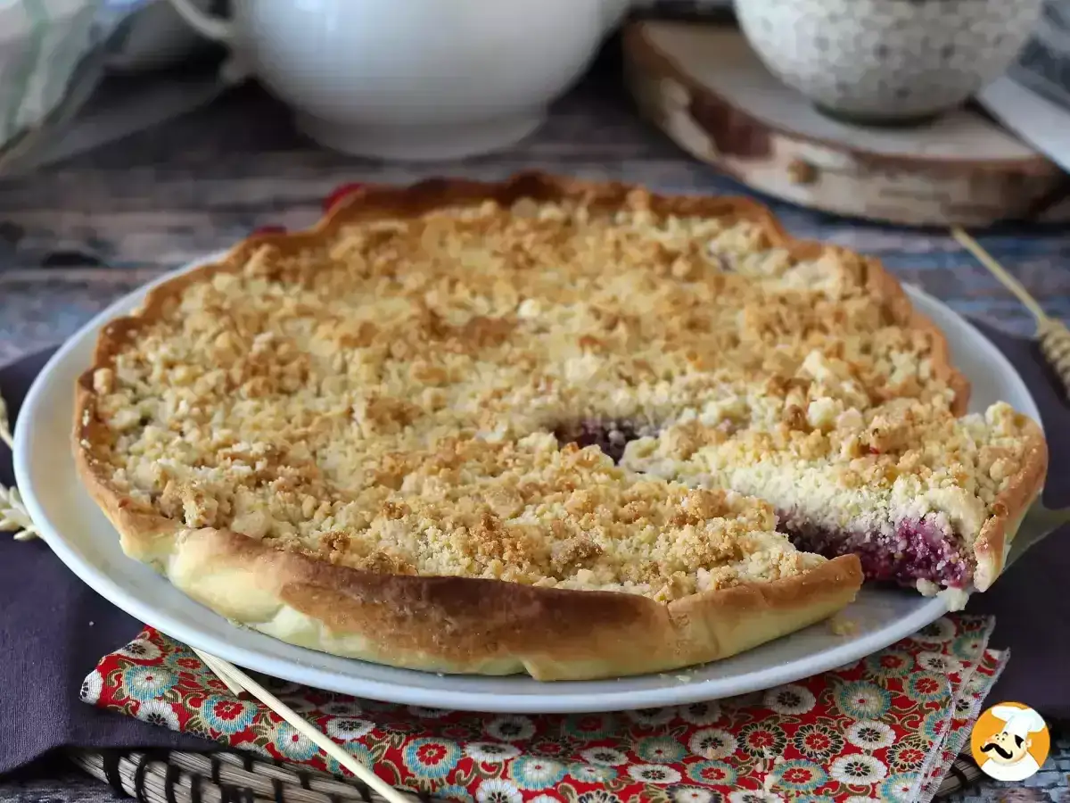 En saftig smulpaj med b&auml;r, perfekt f&ouml;r ett smuldeg recept. En bit &auml;r redan uppskuren.