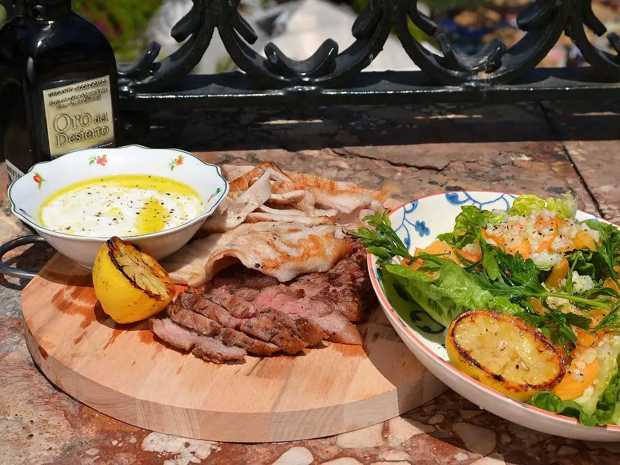 Grilla pluma med en fr&auml;sch sallad och en kr&auml;mig dipp. Perfekt f&ouml;r en sommarm&aring;ltid utomhus.