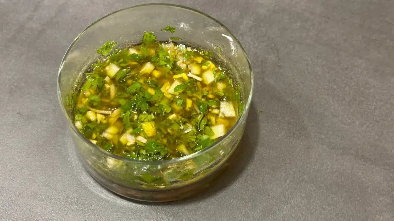 En skål med färsk chimichurri, perfekt för grillat. Detta recept är enkelt att följa.