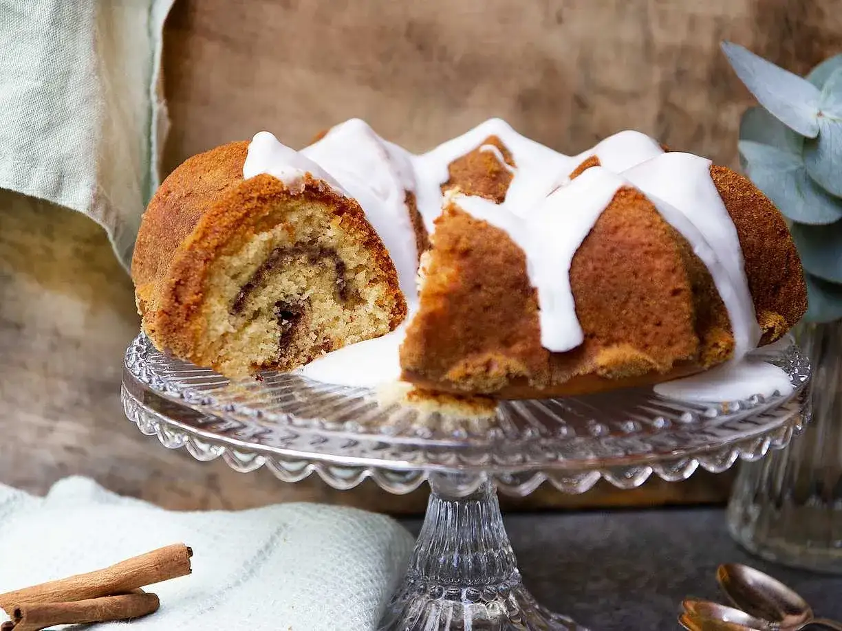 En saftig kanelkaka med en h&auml;rlig glasyr, perfekt f&ouml;r ett mysigt fika. Ett enkelt glasyr recept g&ouml;r den extra god.