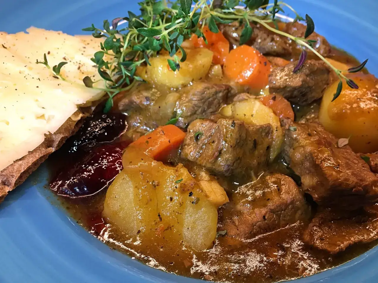 En mustig gryta med m&ouml;rt k&ouml;tt, potatis och mor&ouml;tter, perfekt f&ouml;r ett slow cooker recept. Serveras med lingon och en bit br&ouml;d.
