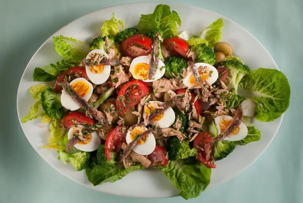 En h&auml;rlig sallad Ni&ccedil;oise med tonfisk, &auml;gg, tomater, broccoli och ansjovis.
