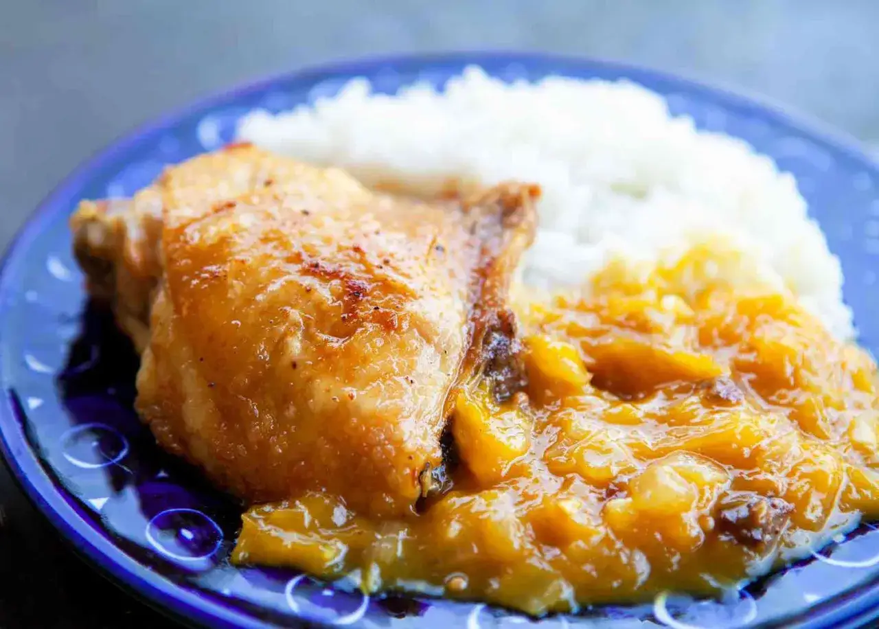 Krispigt kycklingl&aring;r med ris och en s&ouml;t kyckling mango chutney.