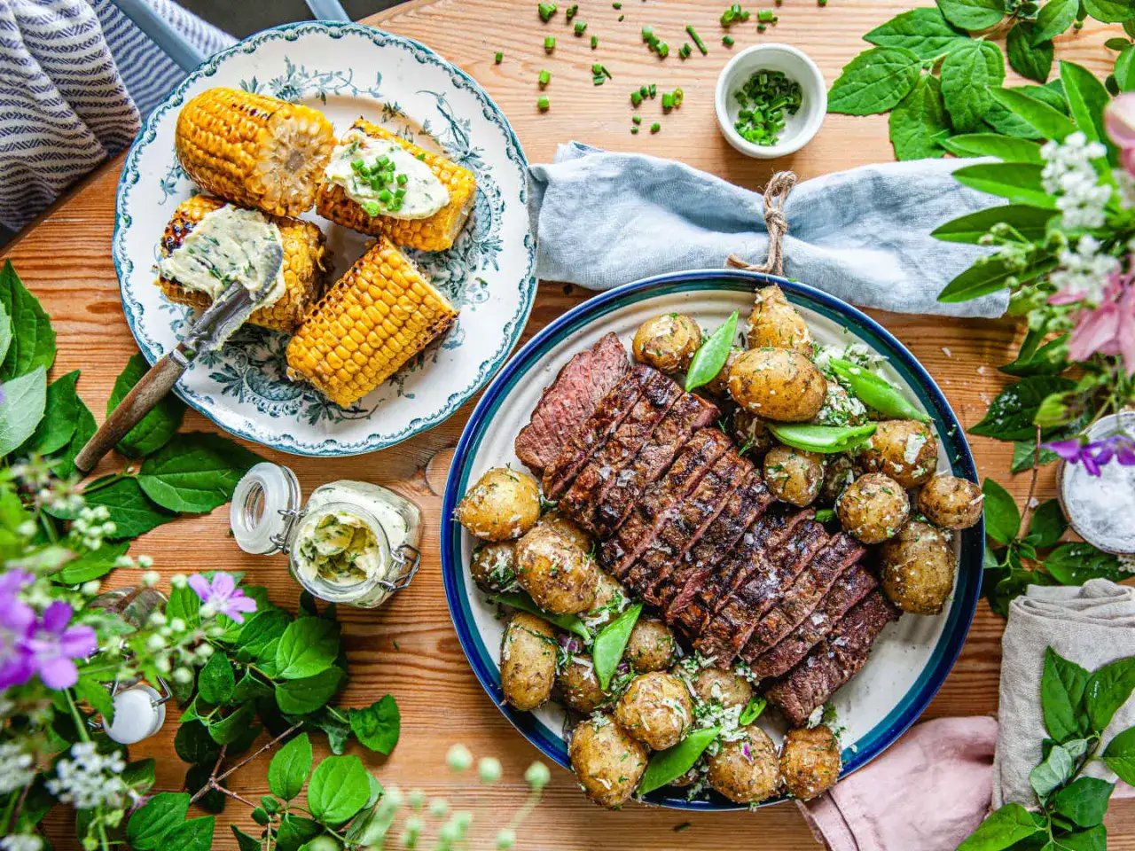 Perfekt grillad ryggbiff med klyftpotatis och majskolvar. En h&auml;rlig sommarm&aring;ltid som passar utm&auml;rkt att grilla.