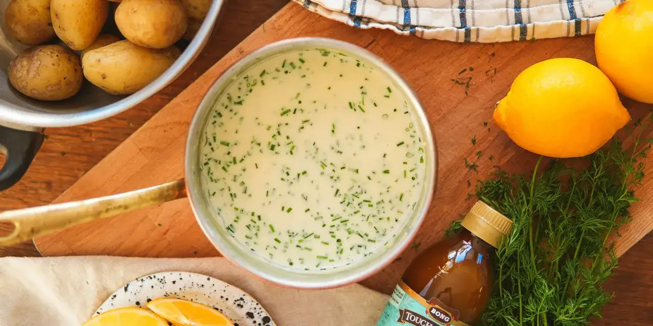 Krämig vitvinssås till fisk, med dill och citron som tillbehör. Perfekt för en god middag.