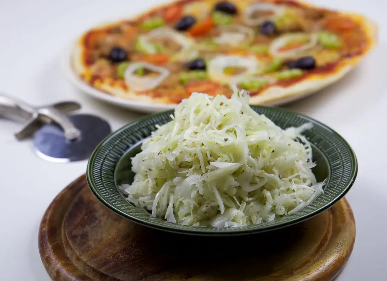 En sk&aring;l med krispig pizzasallad, perfekt till din hemgjorda pizza. Ett enkelt pizzasallad recept f&ouml;r en fr&auml;sch sidor&auml;tt.