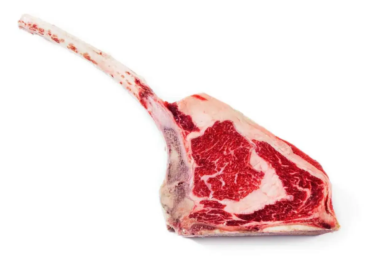 En r&aring; tomahawk-biff med l&aring;ngt ben, perfekt f&ouml;r att grilla.