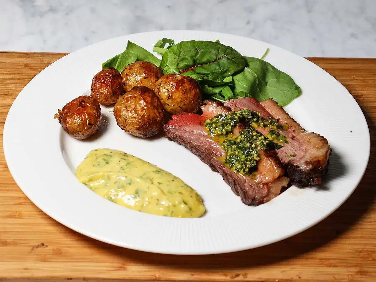 En saftig picanha med rostade potatisar, grön chimichurri och en krämig sås. Ett perfekt picanha recept för en festmåltid.