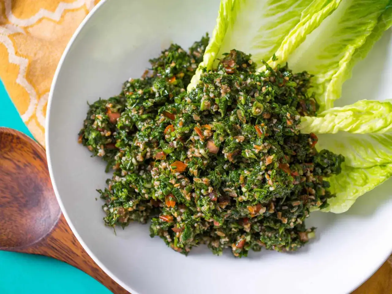 En sk&aring;l med fr&auml;sch tabbouleh, perfekt f&ouml;r ett enkelt tabbouleh recept. Serveras med krispiga salladsblad.