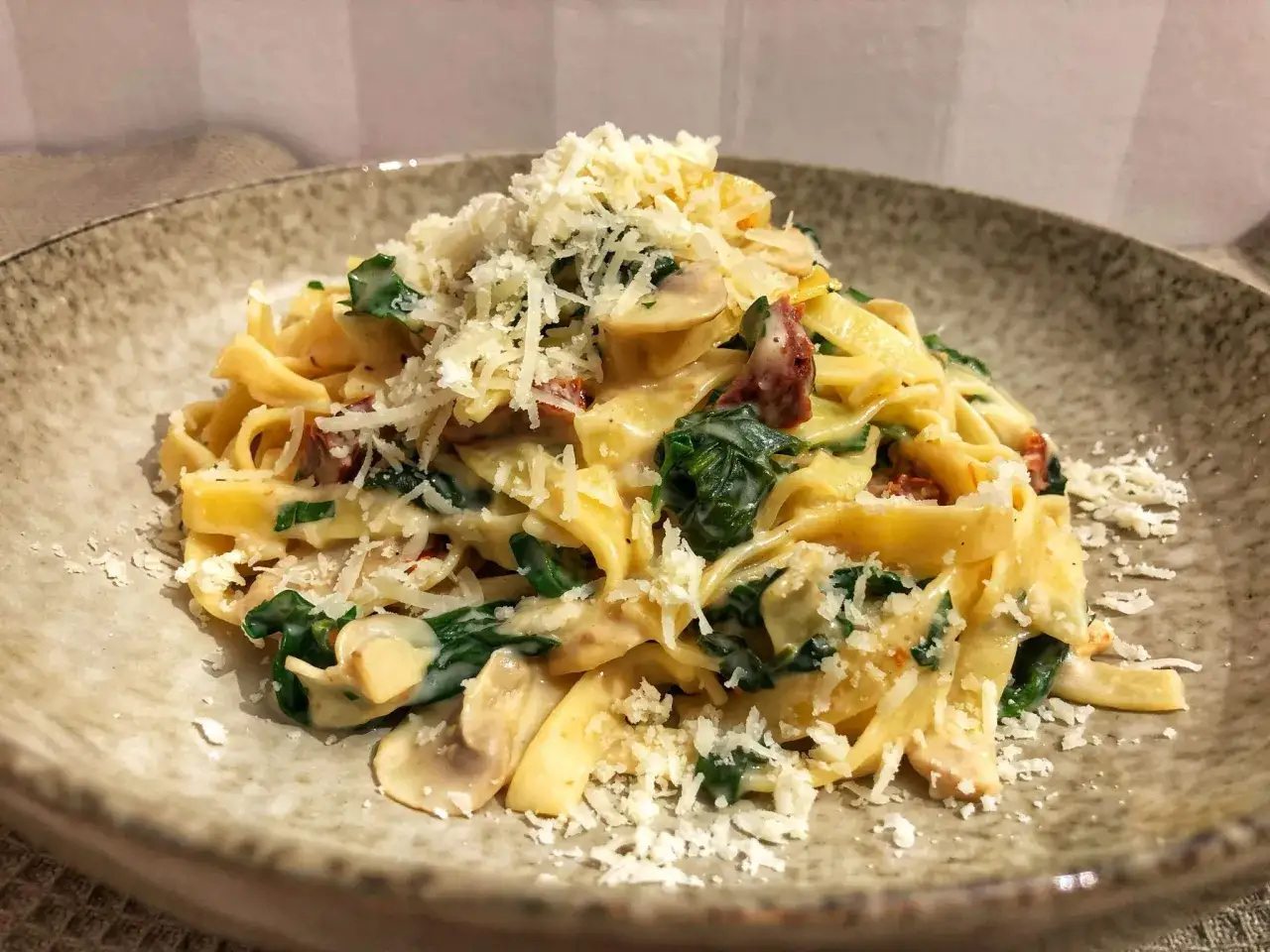 En kr&auml;mig vegetarisk pasta med spenat, svamp och soltorkade tomater, toppad med riven parmesan. En h&auml;rlig vegetarisk pasta!