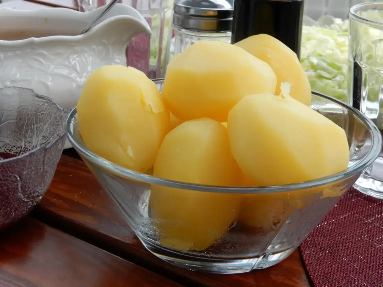 En sk&aring;l med nykokta, gula potatisar. Perfekt f&ouml;r att koka potatis till middagen.