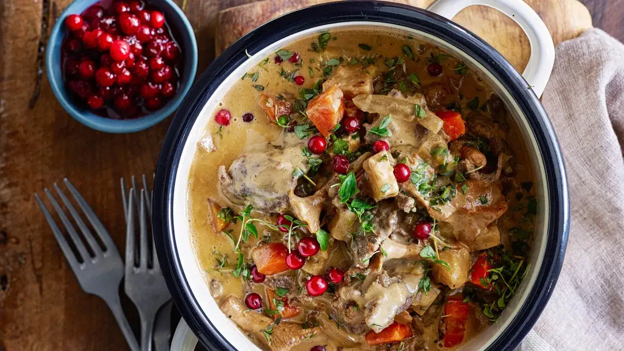 En gryta med renskav i kr&auml;mig s&aring;s, toppad med lingon och &ouml;rter. Perfekt f&ouml;r ett klassiskt renskav recept.