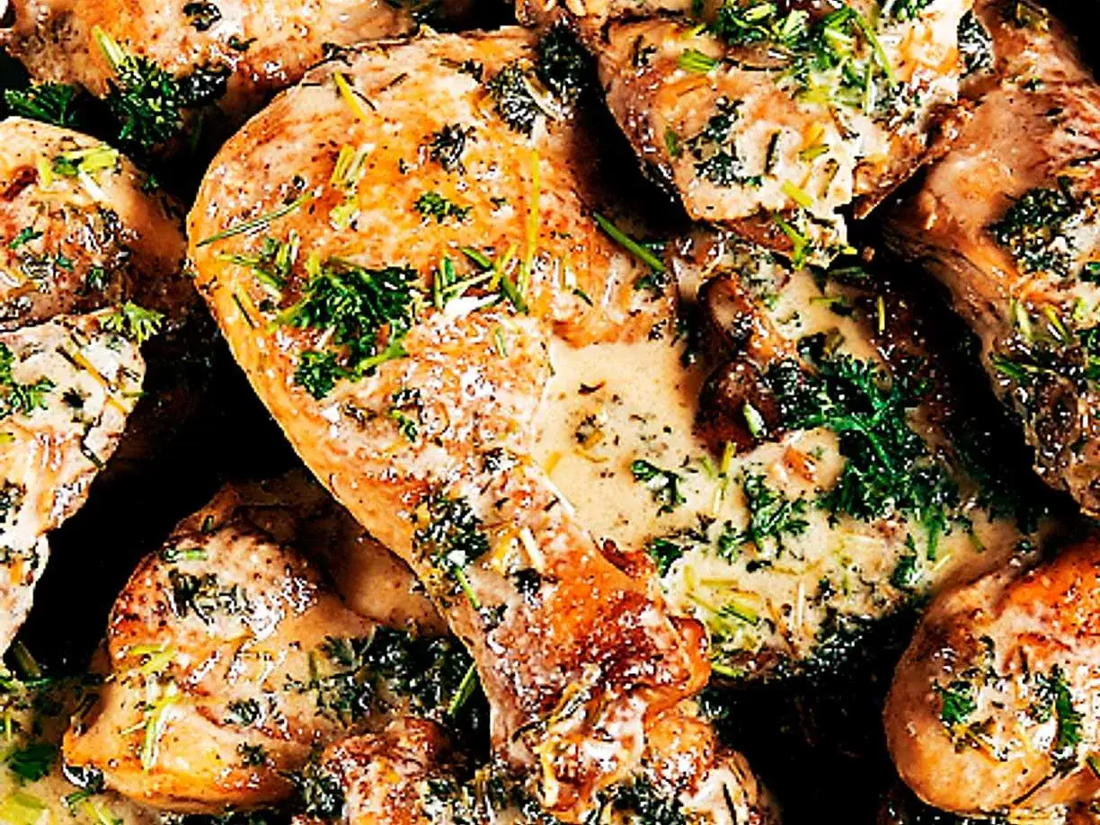 Saftiga kycklingdelar i en kr&auml;mig s&aring;s med &ouml;rter. En perfekt s&aring;s till kyckling som g&ouml;r middagen festlig.
