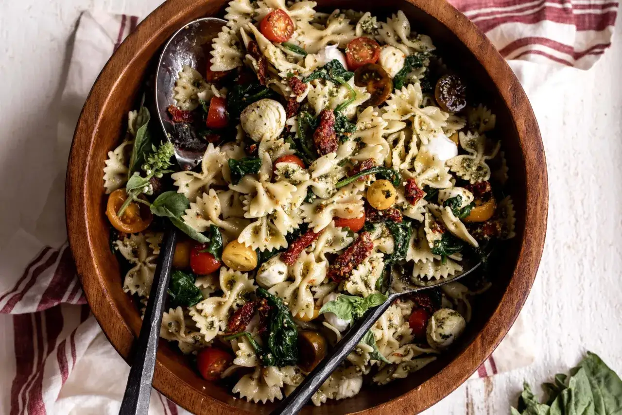 En stor tr&auml;sk&aring;l fylld med en h&auml;rlig pastasallad med fj&auml;rilspasta, k&ouml;rsb&auml;rstomater, soltorkade tomater, mozzarella och f&auml;rsk basilika, allt blandat med en smakrik pesto.