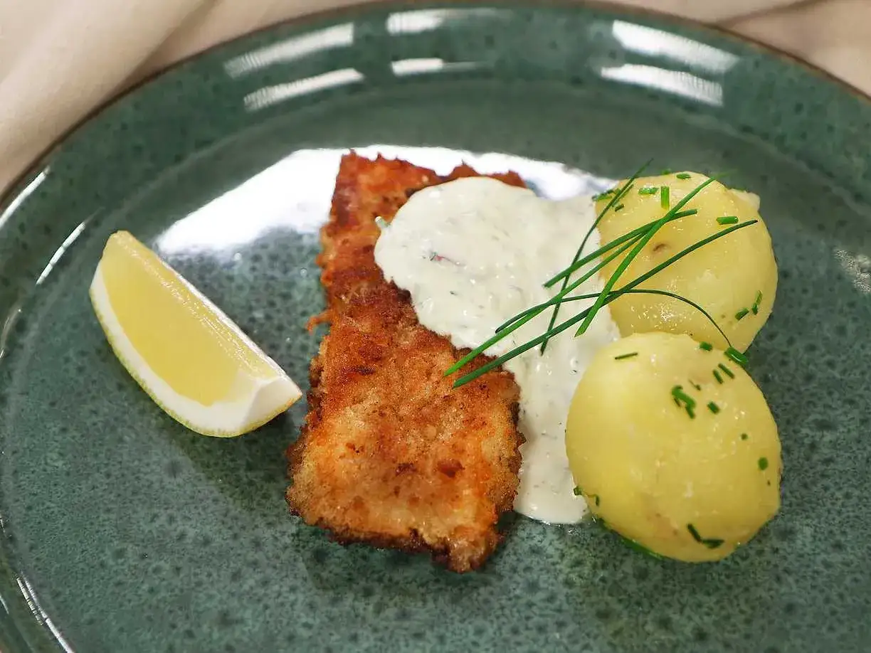 Panerad fisk med kr&auml;mig remoulads&aring;s, kokt potatis och citronklyfta. En klassisk svensk r&auml;tt som smakar ljuvligt.