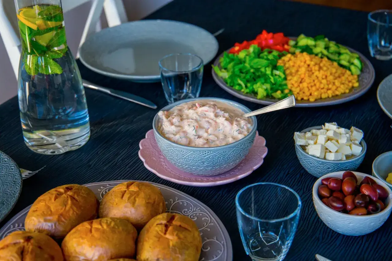 Bakad potatis med en kr&auml;mig r&auml;kr&ouml;ra som bakad potatis fyllning. Serveras med gr&ouml;nsaker, fetaost och oliver.