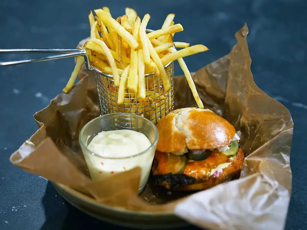 En saftig burgare med krispiga pommes frites och en sk&aring;l med kr&auml;mig sriracha mayo. Perfekt f&ouml;r en snabb och god m&aring;ltid.