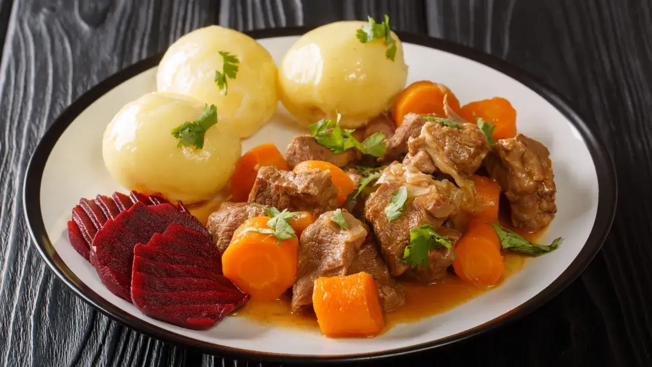 En härlig middagstips helg: mustig köttgryta med potatis, morötter och rödbetor. Perfekt för en mysig helgkväll.