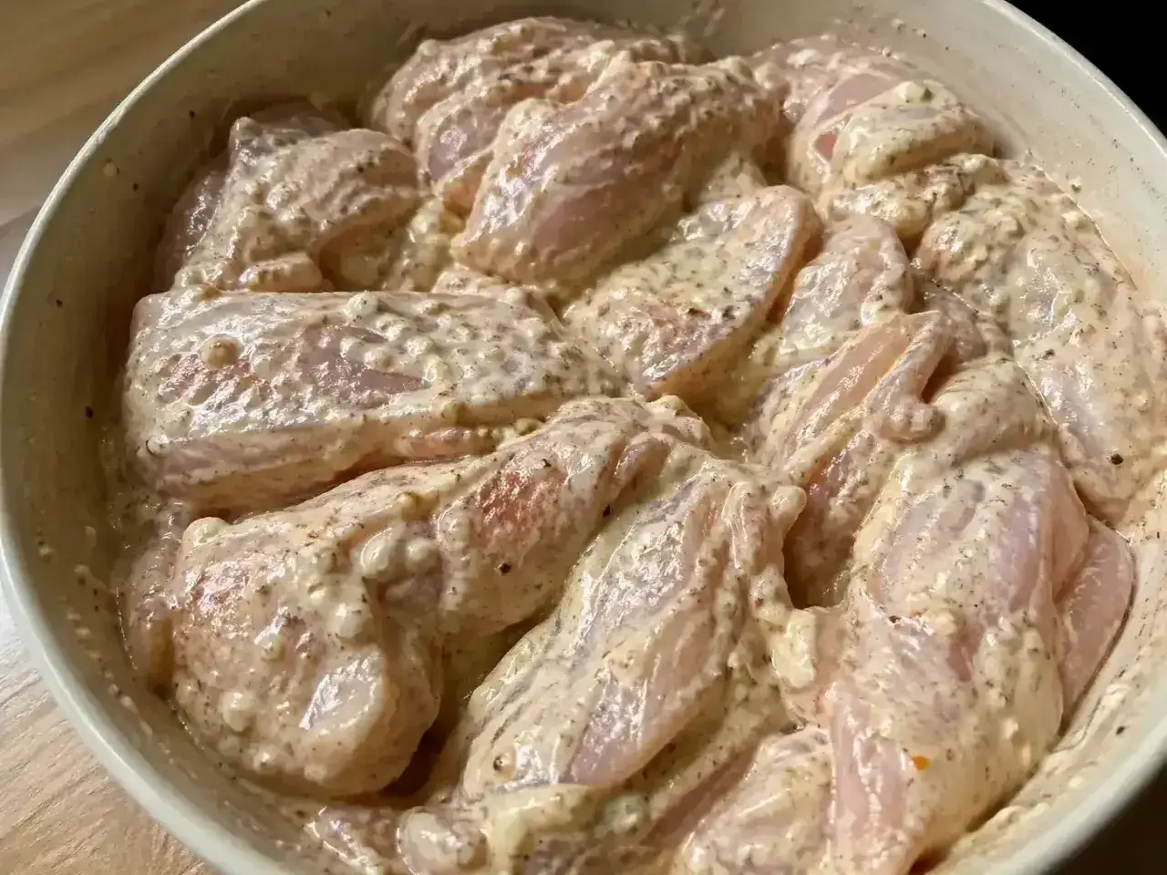R&aring; kycklingbitar i en kr&auml;mig marinad, redo att tillagas. En h&auml;rlig marinad kyckling f&ouml;r en smakrik m&aring;ltid.