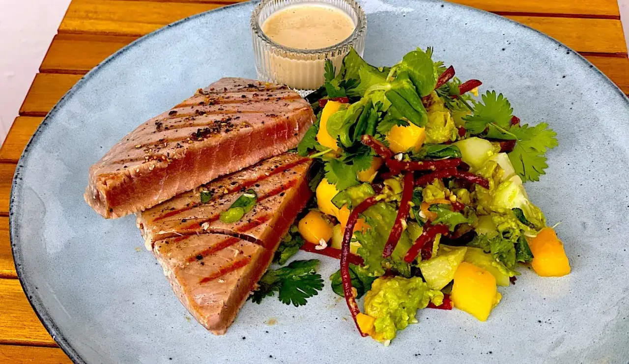 Grillad tonfisk med en fräsch sallad av avokado, mango och koriander. En härlig mango salsa som tillbehör.