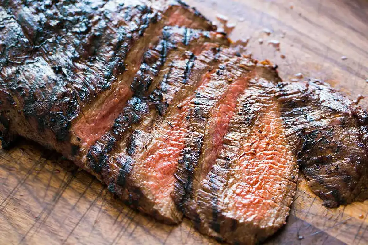 Skivad flankstek med perfekt grillad yta och saftigt rosa inre. En dröm för köttälskaren, med en härlig flankstek temp.