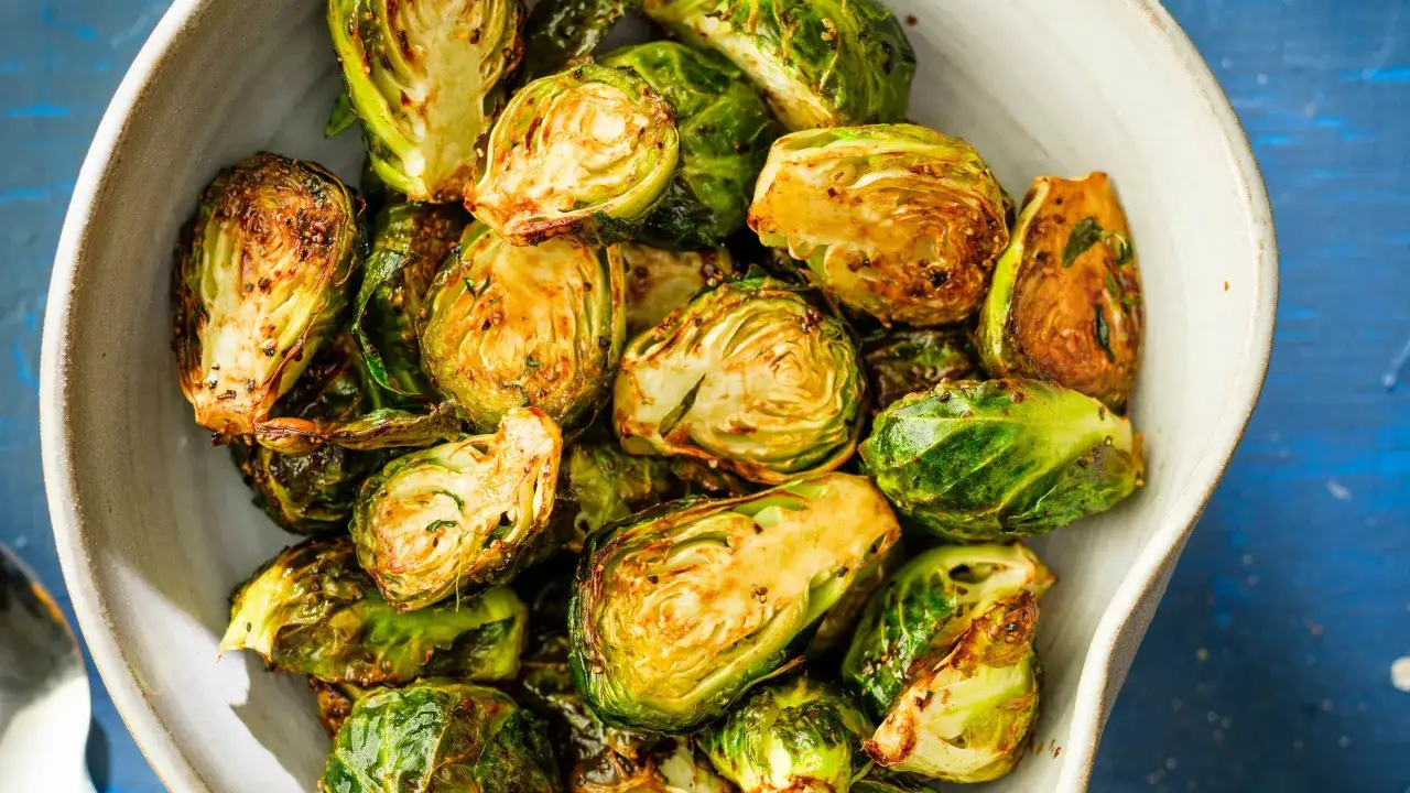 Krispiga och gyllene brysselk&aring;l i airfryer, halverade och redo att serveras. En h&auml;lsosam och god r&auml;tt.