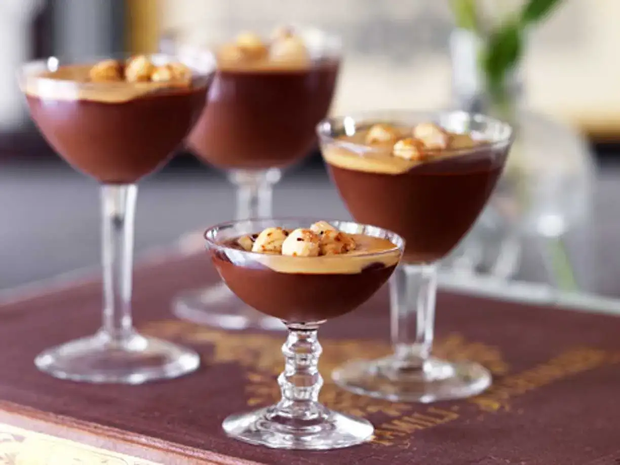 Chokladmousse i glas med karamell och n&ouml;tter. Ett lyxigt bakverk med rom som passar perfekt till kaffet.