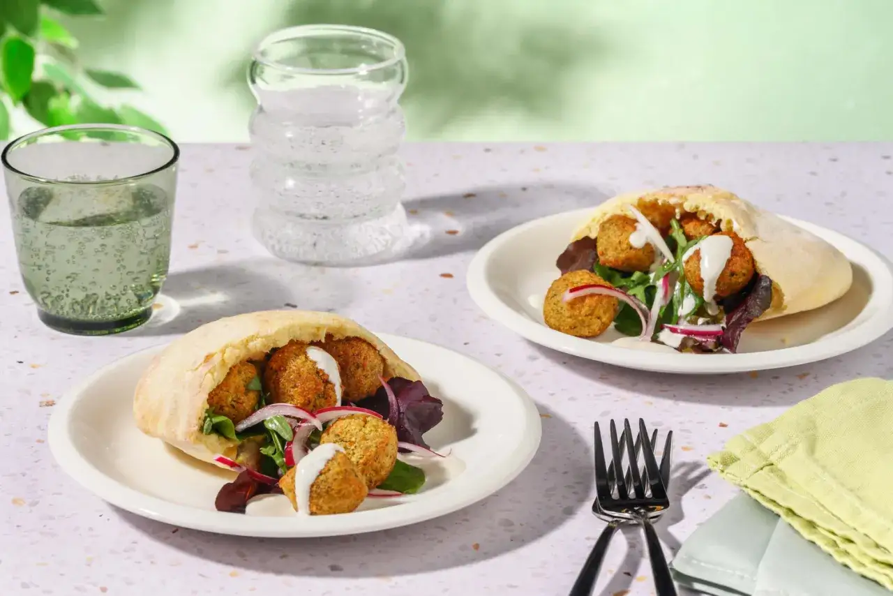 Tv&aring; l&auml;ckra falafel i pitabr&ouml;d med sallad och s&aring;s. Ett enkelt falafel recept f&ouml;r en god lunch.