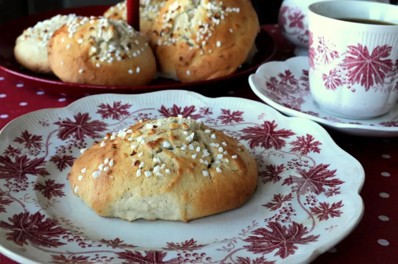Nybakade mandelkubbar med p&auml;rlsocker, redo att avnjutas. Ett enkelt mandelkubb recept f&ouml;r fikat.