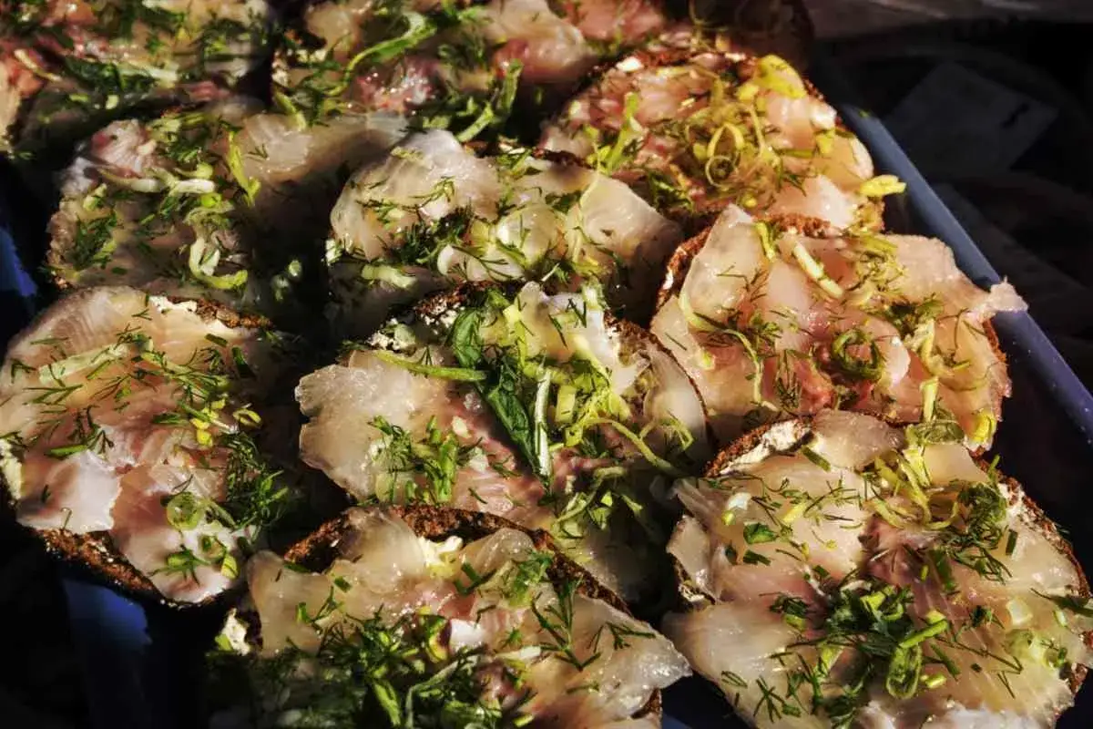 Sm&ouml;rg&aring;sar med fisk och dill, en enkel lyxig middag.