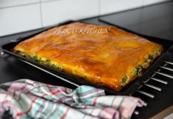 En gyllene filodegspaj med spenat och ost, redo att serveras. Ett perfekt filodeg recept för middagen.