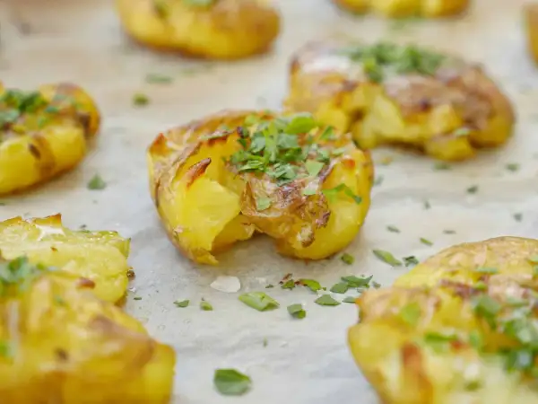Krispiga, gyllene smashed potatoes med färska örter. Ett enkelt och gott recept på smashed potatoes som passar till allt.